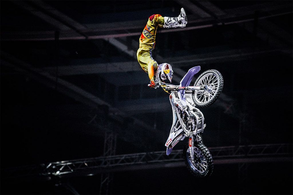 Um Cavaleiro Profissional Na Competição De FMX (motocross Do Estilo Livre)  Em Jogos Extremos De Barcelona Dos Esportes De LKXA Imagem de Stock  Editorial - Imagem de cruz, esporte: 44154379