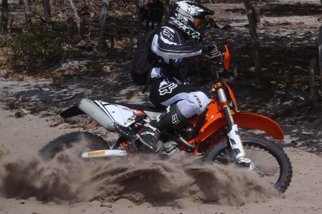 Jogo da moto de trilha na areia - Corrida de moto que empina