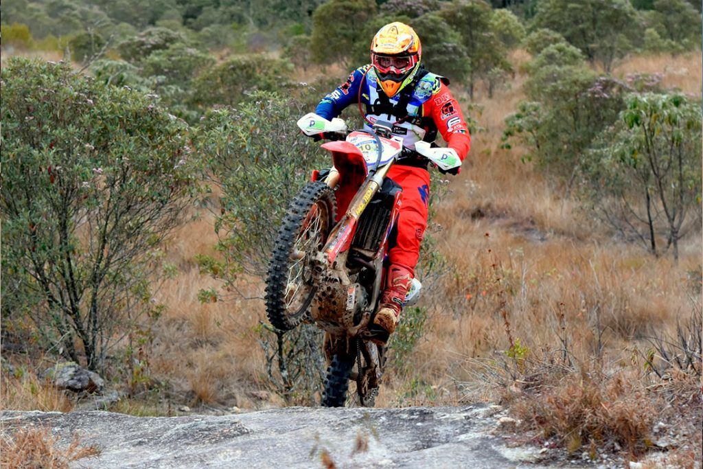 CAI NO RIO NA TRILHA DE MOTO 