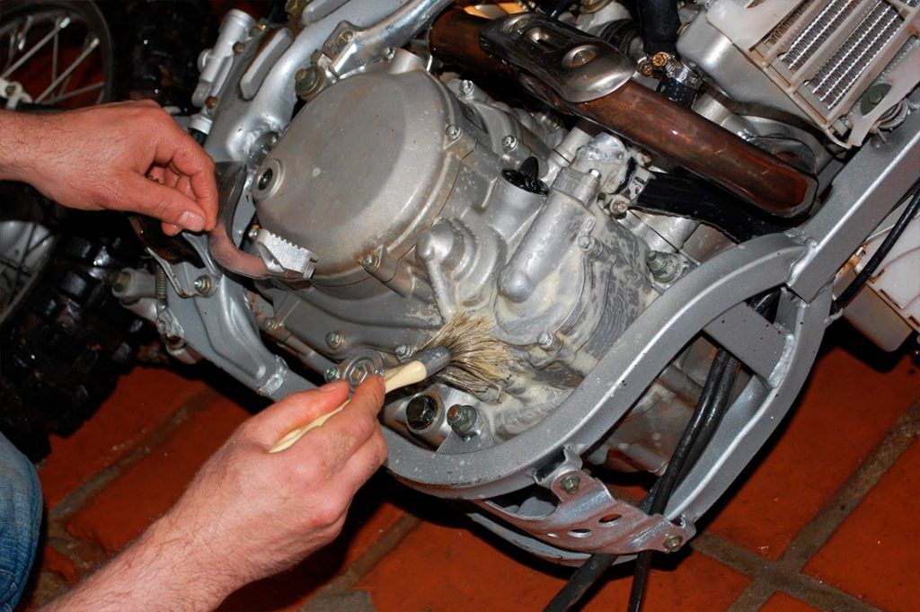Como limpar o motor de motos sem danificar nada?